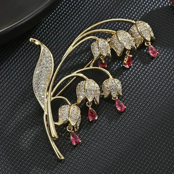 VQ Flower Brooch - Picture 2 of 4